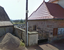 Le mur d’un cimetière détruit par des voyous