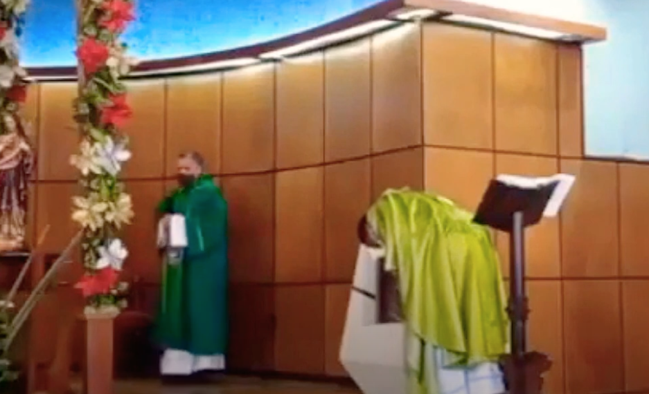 Un prêtre colombien impose la communion à genoux et sur la langue après avoir eu une vision du Christ piétiné