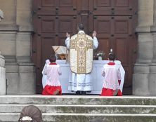 Saint-Germain-en Laye : un dimanche de la Miséricorde devant une église fermée