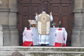 Saint-Germain-en Laye : un dimanche de la Miséricorde devant une église fermée