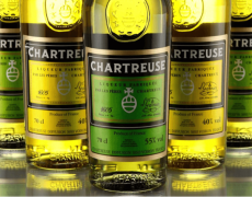 Chartreuse verte ou jaune ? Quelles différences et comment choisir ?