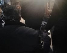 “Prendre par la main, n’est pas un geste anodin”