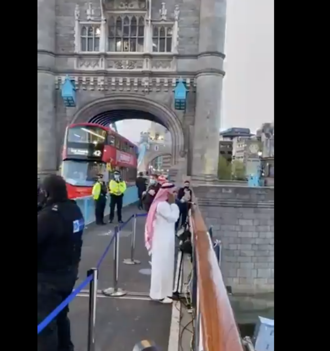 Appel à la prière musulmane sur le Tower bridge de Londres, peu après la réélection de Sadiq Khan à la mairie