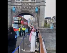 Appel à la prière musulmane sur le Tower bridge de Londres, peu après la réélection de Sadiq Khan à la mairie