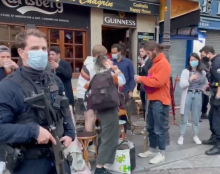 Évacuation à 21h des terrasses, fusil d’assaut en main