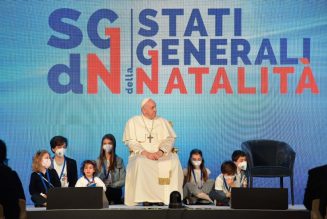 Pape François : “une société qui n’accueille pas la vie cesse de vivre”. “Nous avons besoin d’une politique qui encourage la naissance”