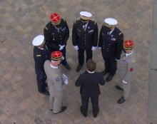 Après les retraités et les classes moyennes, le bloc gouvernemental veut maintenant s’en prendre aux militaires.