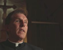 Un prêtre suspendu pour avoir critiqué les vaccins contre le Covid et le Parti démocrate