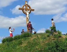 Nouvelle pose d’un calvaire en Bretagne