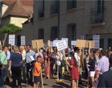 Manifestation devant l’évêché de Dijon contre l’expulsion des prêtres de la Fraternité Saint-Pierre