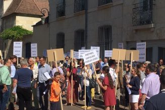 Manifestation devant l’évêché de Dijon contre l’expulsion des prêtres de la Fraternité Saint-Pierre