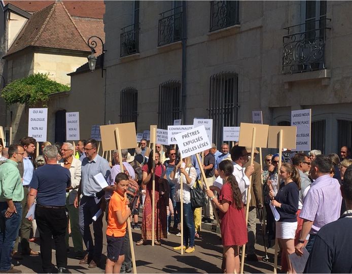 Manifestation devant l’évêché de Dijon contre l’expulsion des prêtres de la Fraternité Saint-Pierre