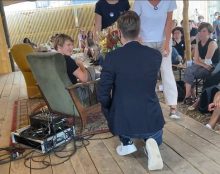 Terroriste avec des fleurs