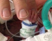 Une mère sent son bébé donner des coups de pied au moment où le médecin suggère l’avortement