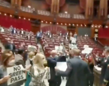 Des députés italiens ont manifesté contre le passe sanitaire à l’intérieur du Parlement