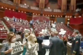 Des députés italiens ont manifesté contre le passe sanitaire à l’intérieur du Parlement