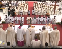 Concélébrer pour se sentir moins seul ?