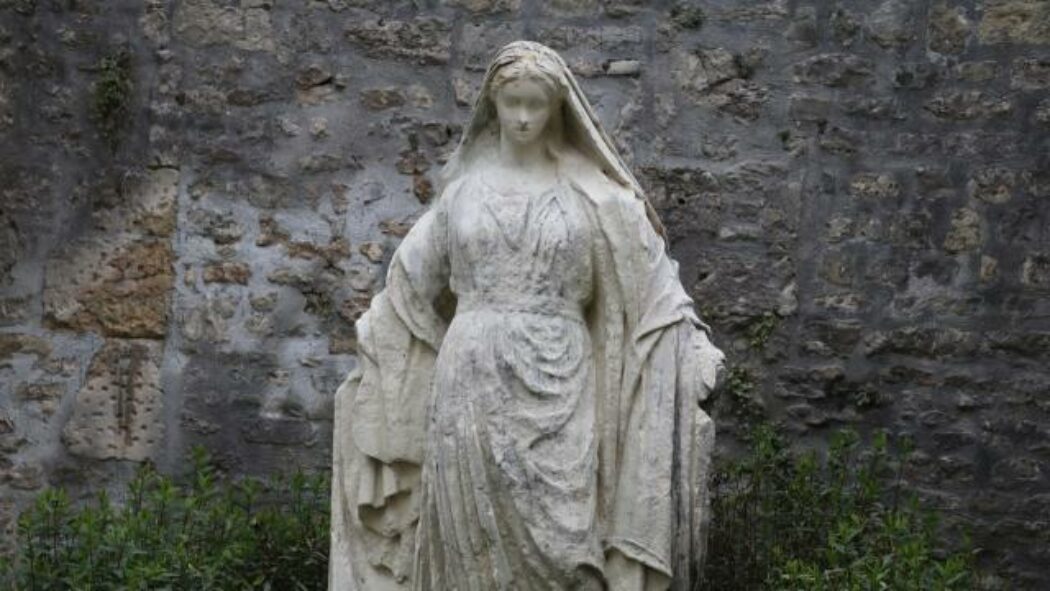 Une statue de la Vierge décapitée à Bayeux