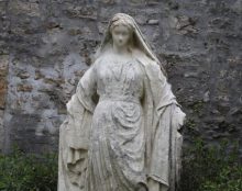 Une statue de la Vierge décapitée à Bayeux