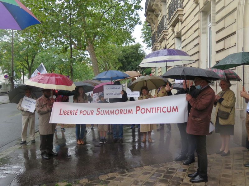 Quatrième manifestation pacifique devant la nonciature apostolique en France