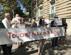 Cinquième manifestation devant la nonciature en France