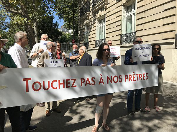 Cinquième manifestation devant la nonciature en France