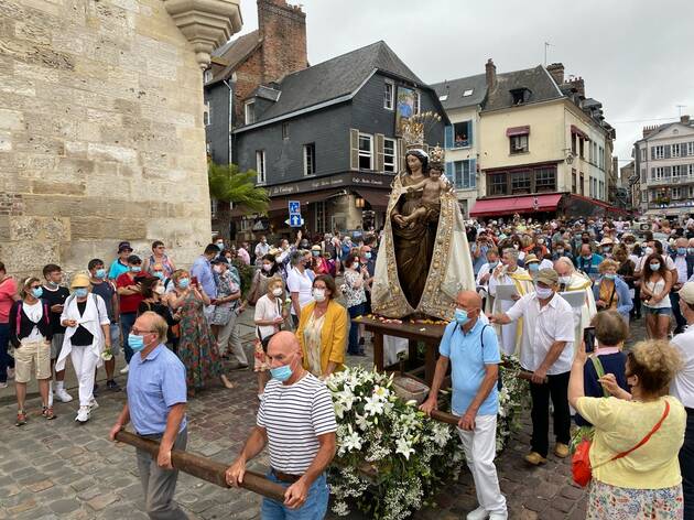 Honfleur a renoué avec la procession du 15 août
