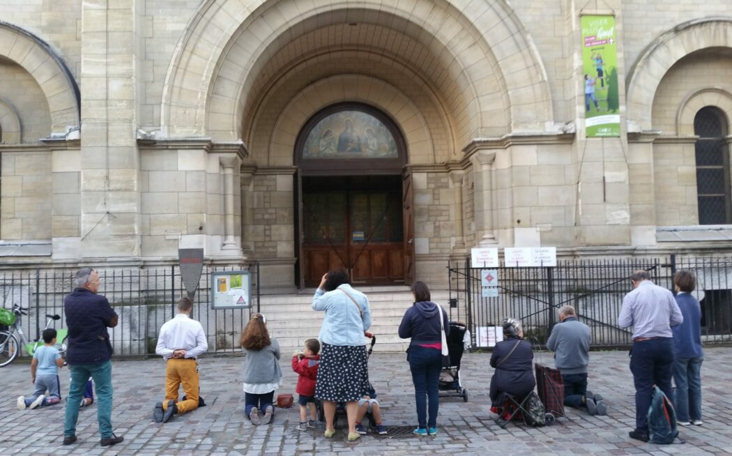 Rosaire devant l’église Notre-Dame du Travail à Paris 14e