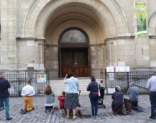 Rosaire devant l’église Notre-Dame du Travail à Paris 14e