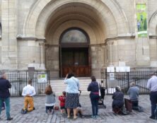 Rosaire devant l’église Notre-Dame du Travail à Paris 14e