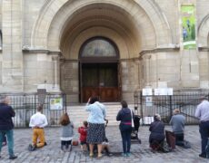Rosaire devant l’église Notre-Dame du Travail à Paris 14e