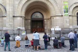 Rosaire devant l’église Notre-Dame du Travail à Paris 14e