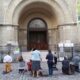 Rosaire devant l’église Notre-Dame du Travail à Paris 14e