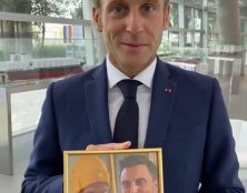 Rendre hommage au professeur Samuel Paty tout en exposant la photo de deux guignols