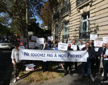 Nouvelle manifestation devant la nonciature et bientôt devant l’archevêché de Paris