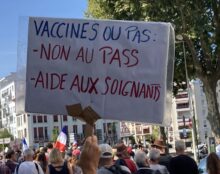 Des soignants protestent contre l’entrée en vigueur de la vaccination obligatoire