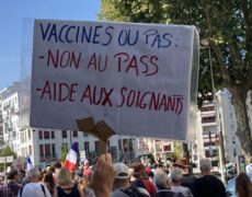 Des soignants protestent contre l’entrée en vigueur de la vaccination obligatoire
