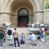 Chapelet récité sur le parvis de l’église Notre-Dame du Travail à Paris 14e
