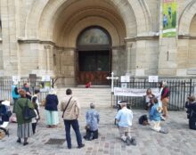 Chapelet récité sur le parvis de l’église Notre-Dame du Travail à Paris 14e
