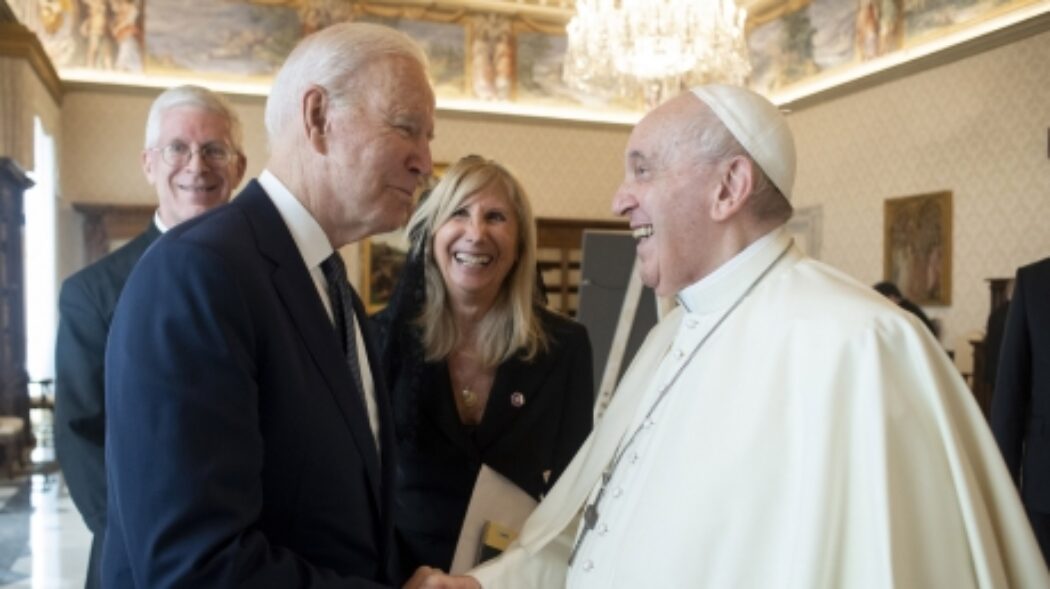 Le pape François a-t-il vraiment dit que Joe Biden était un bon catholique et qu’il devait continuer à recevoir la communion ?