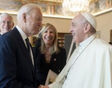 Le pape François a-t-il vraiment dit que Joe Biden était un bon catholique et qu’il devait continuer à recevoir la communion ?
