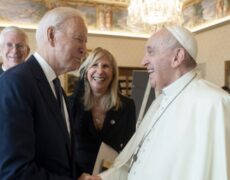 Le pape François a-t-il vraiment dit que Joe Biden était un bon catholique et qu’il devait continuer à recevoir la communion ?