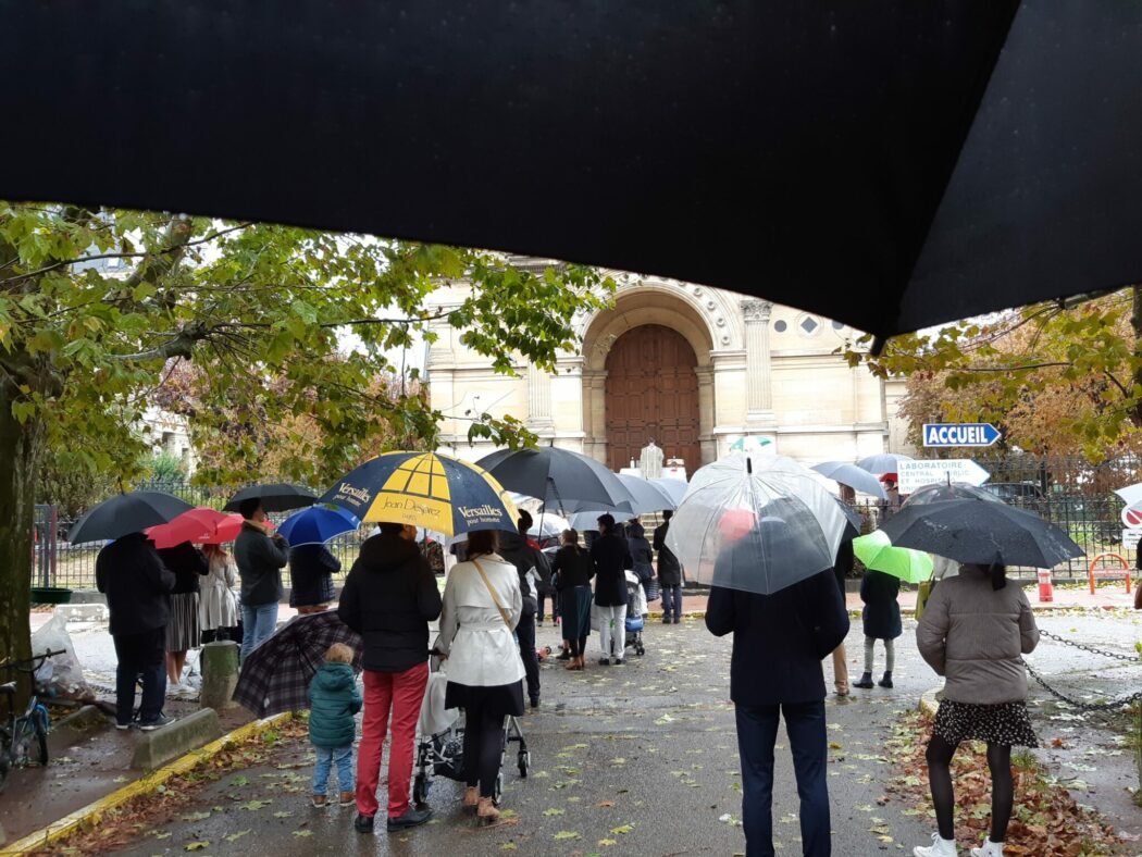 Saint-Germain-en-Laye : messe sous pluie