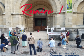 Poursuite du Rosaire devant l’église Notre-Dame du Travail à Paris 14e pour le retour de la messe traditionnelle