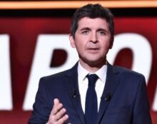En relation avec une conseillère du Premier ministre, Thomas Sotto renonce à présenter «Elysée 2022»