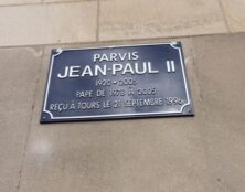 Parvis Jean-Paul II à Tours : la plaque déboulonnée