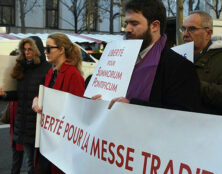 Reprise des manifestations devant la nonciature