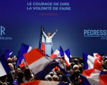 Elle n’a vraiment pas l’air d’y croire