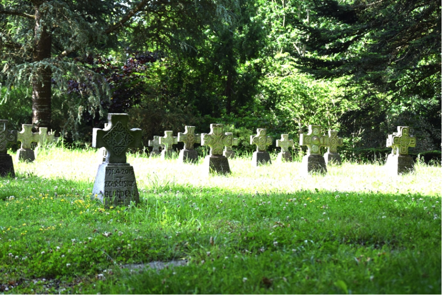 A l’abbaye de Landévennec, chaque tombe est “personnalisée”