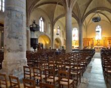 Une statue brisée dans une église de Poitiers